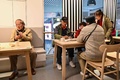 中国・上海にあるイケアのカフェテリアに集まった中高年（2023年12月5日撮影）。(c)Hector RETAMAL / AFP
