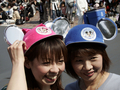 2008年4月11日、千葉県浦安市の東京ディズニーリゾートで、報道陣向け記念パレードを待つ招待客。東京ディズニーリゾートは15日に開園25周年を迎える。（2008年4月11日撮影）（c）AFP/Yoshikazu TSUNO