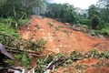 スリランカ・ブラトコフピティヤで、地滑りが発生した現場（2016年5月18日撮影）。(c)AFP