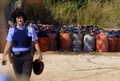 スペイン・アルカナルで起きた爆発事件の捜査現場で、多数のガスボンベのそばを歩く警察官（2017年8月18日撮影）。(c)AFP/JOSE JORDAN