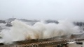 台風21号による波が打ち付ける中国・福建省泉州の防波堤（2015年9月29日撮影）。(c)AFP