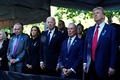 米ニューヨーク市で、2001年米同時多発攻撃の追悼行事に出席するジョー・バイデン大統領とカマラ・ハリス副大統領、ドナルド・トランプ前大統領ら（2024年9月11日撮影）。(c)Adam GRAY / AFP