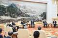 北京で河野洋平氏と会見する何立峰氏（2024年7月1日撮影）。(c)Xinhua News