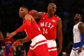 NBAオールスターゲーム2016。試合中に笑顔をみせるオクラホマシティ・サンダーのラッセル・ウエストブルックとロサンゼルス・レイカーズのコービー・ブライアント（2016年2月14日撮影）。(c)AFP/Getty Images/Elsa