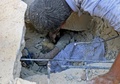 シリア・アレッポの反体制派が掌握するアルファルドゥス地区で、がれきの下から救出される少年（2016年10月11日撮影）。(c)AFP/THAER MOHAMMED