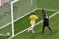 サッカーW杯ブラジル大会（2014 World Cup）グループA、ブラジル対カメルーン。先制点を挙げて喜ぶブラジルのネイマール（Neymar da Silva Santos Junior、2014年6月23日撮影）。(c)AFP/EVARISTO SA