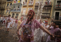 1週間にわたる牛追いが有名なスペイン北部パンプロナ（Pamplona）の祭りサン・フェルミン（San Fermin）が6日正午、「チュピナソ」と呼ばれる花火の打ち上げとともに始まりを告げた。

写真は市庁舎前で行われた「チュピナソ」を祝う人たち（2012年7月6日撮影）。(c)AFP/PEDRO ARMESTRE