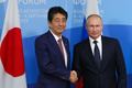 ロシアのウラジオストクで会談した同国のウラジーミル・プーチン大統領（右）と安倍晋三首相（2019年9月5日撮影）。(c)Alexander NEMENOV / POOL / AFP