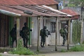 フィリピン南部ミンダナオ島のマラウィ市内で警戒しながらイスラム過激派組織「イスラム国（IS）」系武装勢力の隠れ家に向かうフィリピンの海兵隊員ら（2017年6月13日撮影）。(c)AFP/Noel CELIS