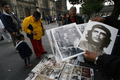 2007年9月20日、メキシコ市（Mexico City）のソカロ広場（Zocalo Square）でアルゼンチン生まれの革命家、エルネスト・チェ・ゲバラ（Ernesto Che Guevara）の肖像写真を売る露天商。(c)AFP/Luis ACOSTA