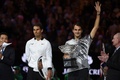 全豪オープンテニス、男子シングルス決勝。優勝セレモニーに臨むロジャー・フェデラー（右）とラファエル・ナダル（2017年1月29日撮影）。(c)AFP/PAUL CROCK 