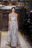 フランス・パリ市内で発表されたヴァレンティノ（VALENTINO）の12年春夏オートクチュールコレクション（2012年1月25日撮影）。(c)AFP/ALEXANDER KLEIN