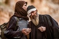 シリア東部デリゾール県バグズ村を出て歩く人々（2019年3月14日撮影）。(c)Delil souleiman / AFP