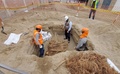 ペルーのチルカで約800年前の遺骨と副葬品を発掘する考古学者ら。ガス会社カリダ提供（2021年9月17日撮影）。(c)AFP PHOTO / CALIDDA / Jesus BAHAMONDE