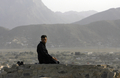 アフガニスタン・カブール（Kabul）で、祈りをささげるイスラム教徒の男性（2008年10月21日撮影）。(c)AFP/Manpreet ROMANA