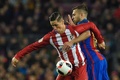 サッカースペイン国王杯準決勝第2戦、FCバルセロナ対アトレティコ・マドリード。FCバルセロナのジョルディ・アルバ（右）とボールを競るアトレティコ・マドリードのフェルナンド・トーレス（2017年2月7日撮影）。(c)AFP/LLUIS GENE