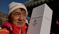 北京冬季五輪、聖火リレー2日目。「万里の長城」で登場した俳優のジャッキー・チェンさん（2022年2月3日撮影）。(c)NOEL CELIS / AFP