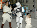 ニューヨーク国際子ども映画祭（New York International Children&apos;s Film Festival）で開催されたアニメ映画『スター・ウォーズ/クローン・ウォーズ（Star Wars: The Clone Wars）』の特別上映会に登場した、登場キャラクターに扮した人々（2008年8月10日撮影）。(c)AFP/Getty Images/Joe Corrigan
