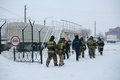 ロシア・ケメロボ州べロボ近郊のリストバシュナヤ炭鉱に到着した捜査員や救急隊員（2021年11月25日撮影）。(c)Alexander Patrin / AFP