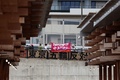 東京五輪の選手村の外で抗議を行う人たち（2021年6月20日撮影）。(c)Behrouz MEHRI/ AFP