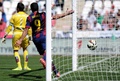14-15スペイン1部リーグ第35節、FCバルセロナ対コルドバ。得点を決めて喜ぶFCバルセロナのルイス・スアレス（右、2015年5月2日撮影）。(c)AFP/CRISTINA QUICLER