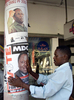 ジンバブエの首都ハラレ（Harare）で、野党・民主変革運動（Movement for Democratic Change、MDC）のモーガン・ツァンギライ（Morgan Tsvangirai）党首のポスターを張る支持者（2002年2月2日撮影）。6年後の2008年、ジンバブエの大統領選をめぐる混乱解消のため4月12日にも開かれる南部アフリカ諸国の首脳会議で、ロバート・ムガベ（Robert Mugabe）大統領とツァンギライ氏が対峙（たいじ）する。(c)AFP