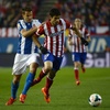 13-14スペイン1部リーグ第28節、アトレティコ・マドリード（Atletico de Madrid）対RCDエスパニョール（RCD Espanyol）。RCDエスパニョールのクリスティアン・ストゥアニ（Christian Stuani、左）とボールを競るアトレティコ・マドリードのジエゴ・コスタ（Diego da Silva Costa、2014年3月15日撮影）。(c)AFP/PIERRE-PHILIPPE MARCOU