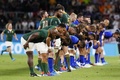 ラグビーW杯日本大会・プールB、南アフリカ対イタリア。試合後、観客にお辞儀する南アフリカとイタリアの選手（2019年10月4日撮影）。(c)Adrian DENNIS / AFP