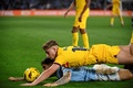 23-24スペイン1部リーグ第25節、セルタ対FCバルセロナ。ボールを競るセルタのウナイ・ヌニェス（下）とFCバルセロナのフェルミン・ロペス（2024年2月17日撮影）。(c)MIGUEL RIOPA/ AFP