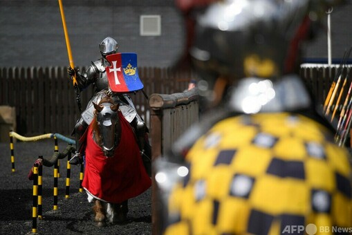 中世の騎士気分で対戦 英で「国際馬上槍試合」 写真33枚 国際ニュース