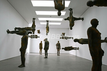 地平線のない不思議空間を表現、英国人彫刻家作品展 写真5枚 国際