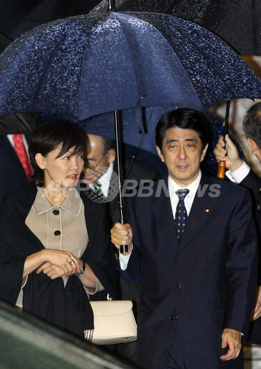 安倍首相がシドニー到着、APEC・日米豪首脳会談に出席へ 写真3枚 国際