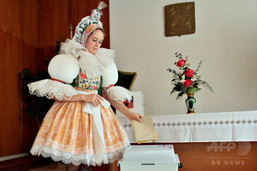 投票も民族衣装で、チェコの村で伝統的な祭り 写真8枚 国際ニュース