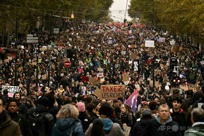 仏各地でデモ隊と警察が衝突、1000人近く逮捕
