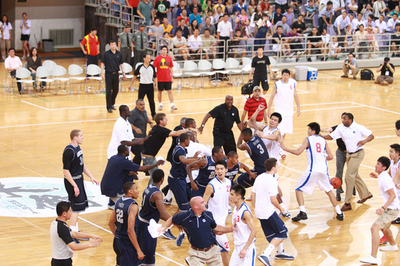 親善試合が一転、米中がバスケで大乱闘