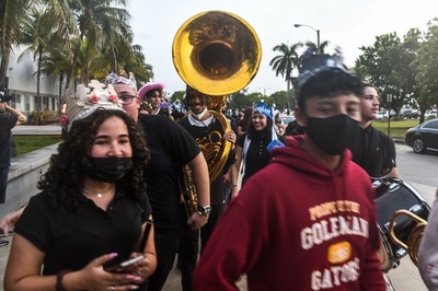 米フロリダ州で対面授業再開、知事令に背きマスク着用義務課す学区も