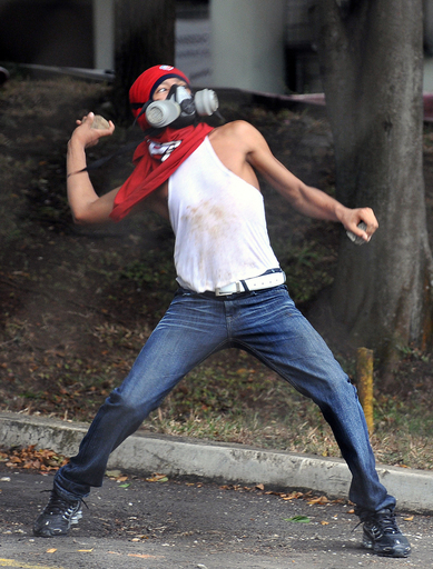 パナマ、物価高で学生がデモ 警官隊と衝突