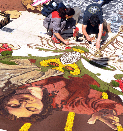花びらで描く精緻なアート、ローマの花じゅうたんの祭り
