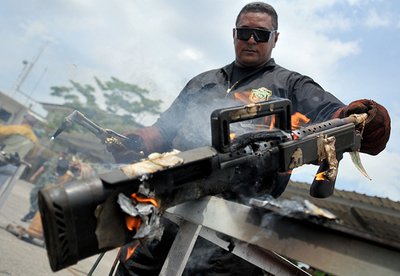 パナマで押収銃器大量処分、ホンジュラス警察