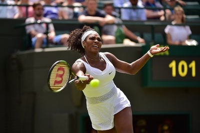 セレーナがストレートで初戦を制す、ウィンブルドン選手権