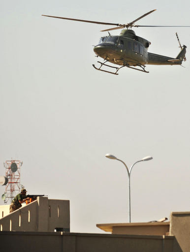 武装集団がパキスタン軍司令部襲撃、10人以上が人質に