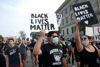 黒人男性、背後から警官に銃撃され重体 発砲7回 米ウィスコンシン