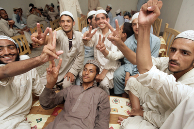 「赤いモスク」から投降の神学生152人、釈放される