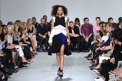 セクハラ告発運動相次ぐ中、NYファッションウィーク開幕