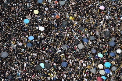 香港、反政府派が市中心部で大規模デモ 7週連続