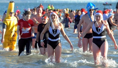 コスプレ姿も 仏で恒例の寒中水泳