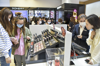 中国で口紅の売り上げが半減 コロナ禍の影響、アイメーク商品は人気
