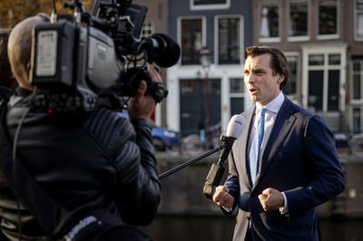 「コロナ広めた黒幕はソロス氏」、極右ポピュリストが陰謀論支持