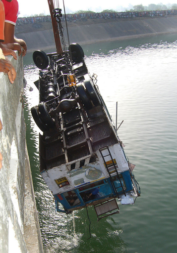 インド西部でバスが運河に転落、生徒ら44人死亡