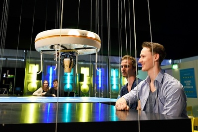 世界初のドローンカフェ、蘭大学に期間限定オープン